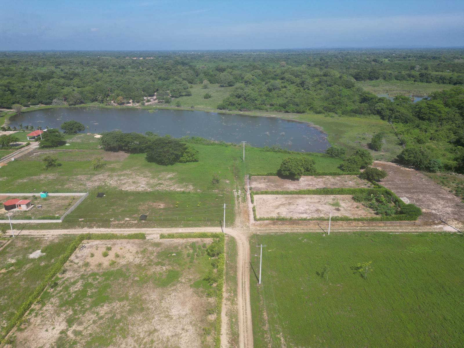 Vista de dron de los lotes y el lago de La Bonga