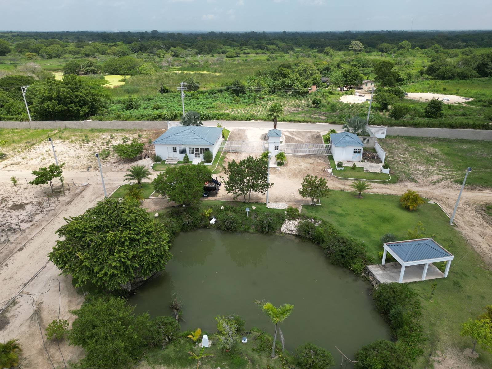 Vista de dron del lago y el kiosko de Las Encinas